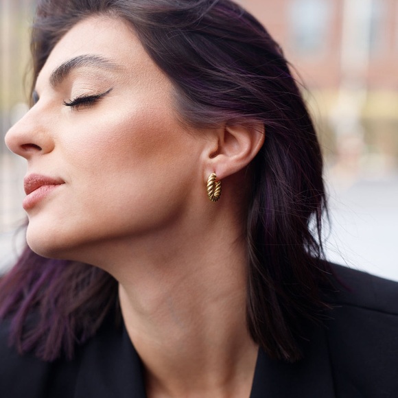 NEW💎18K Gold Twisted Hoop Earrings* - Picture 3 of 4